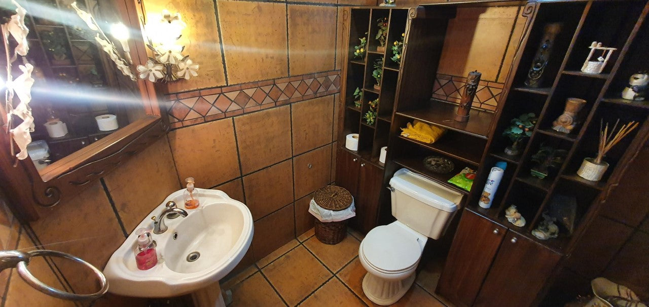 Se Vende CASA Y NEGOCIO Sector Av Mariscal Sucre