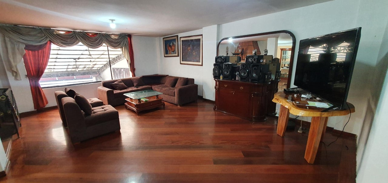 Se Vende CASA Y NEGOCIO Sector Av Mariscal Sucre
