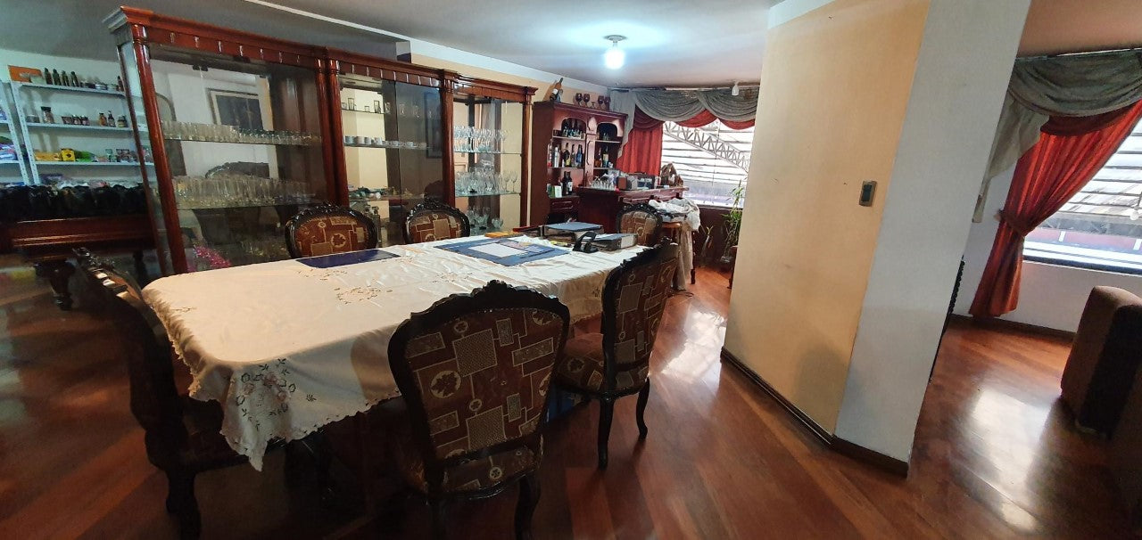 Se Vende CASA Y NEGOCIO Sector Av Mariscal Sucre