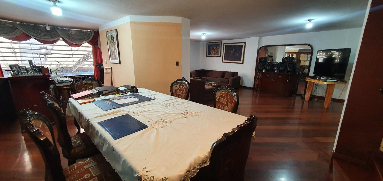 Se Vende CASA Y NEGOCIO Sector Av Mariscal Sucre