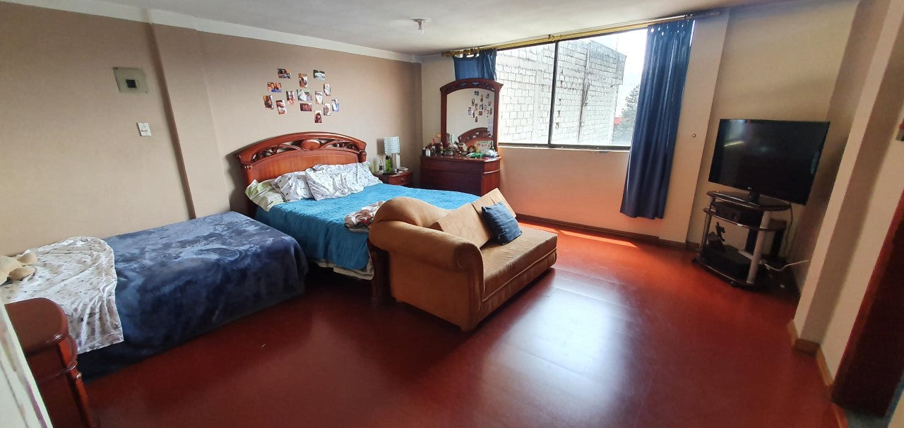Se Vende CASA Y NEGOCIO Sector Av Mariscal Sucre