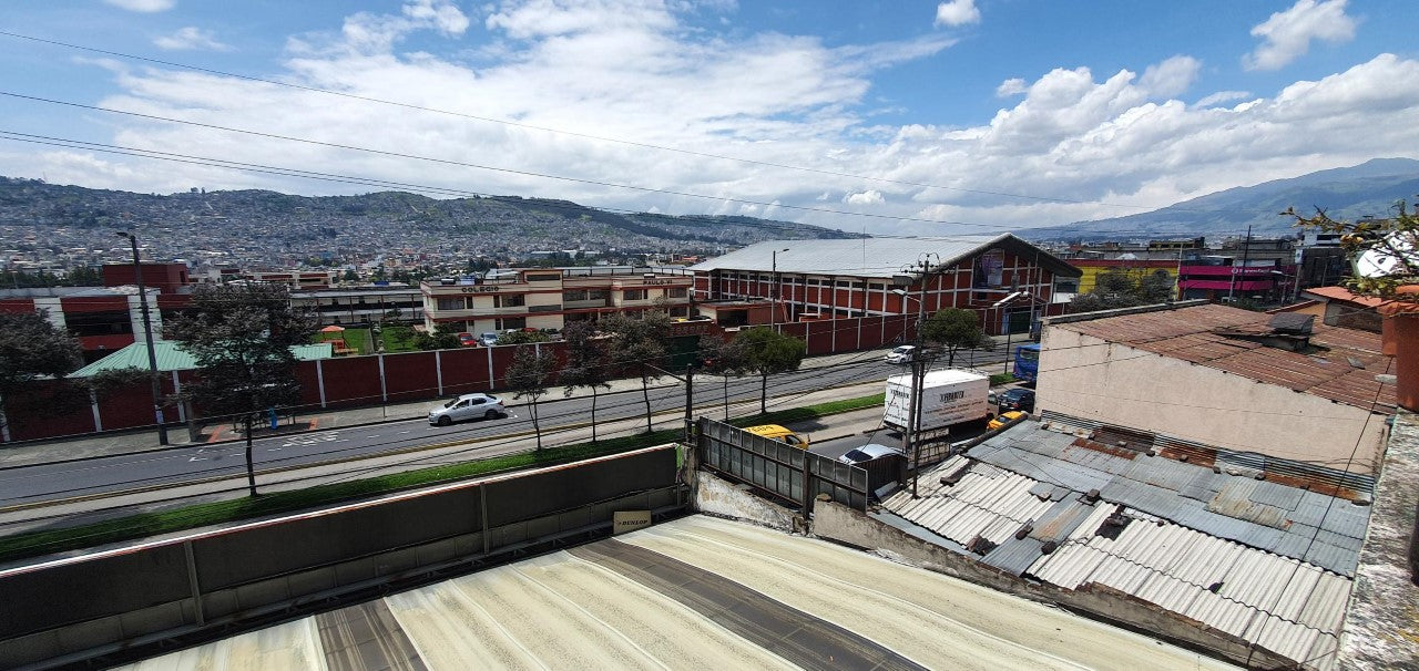 Se Vende CASA Y NEGOCIO Sector Av Mariscal Sucre