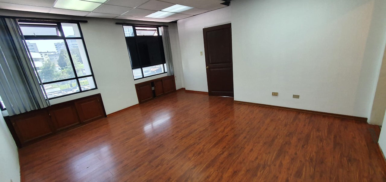 SE VENDE OFICINA EN LA AV. 6 DE DICIEMBRE Y WHYMPER.