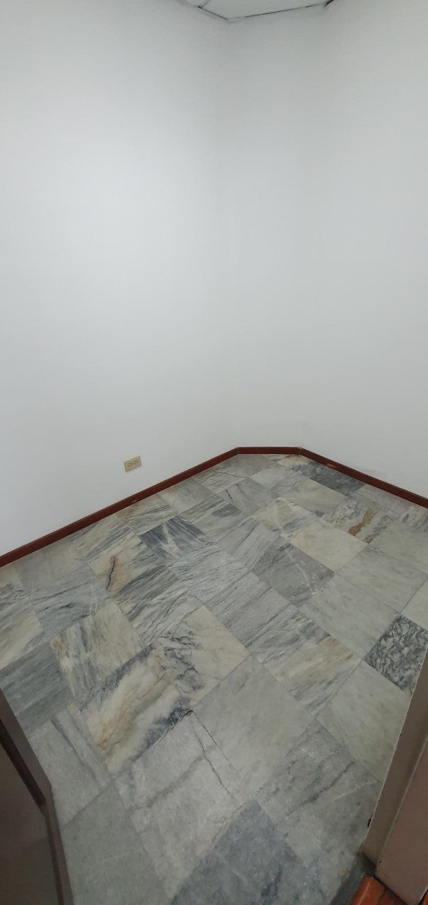 SE VENDE OFICINA EN LA AV. 6 DE DICIEMBRE Y WHYMPER.
