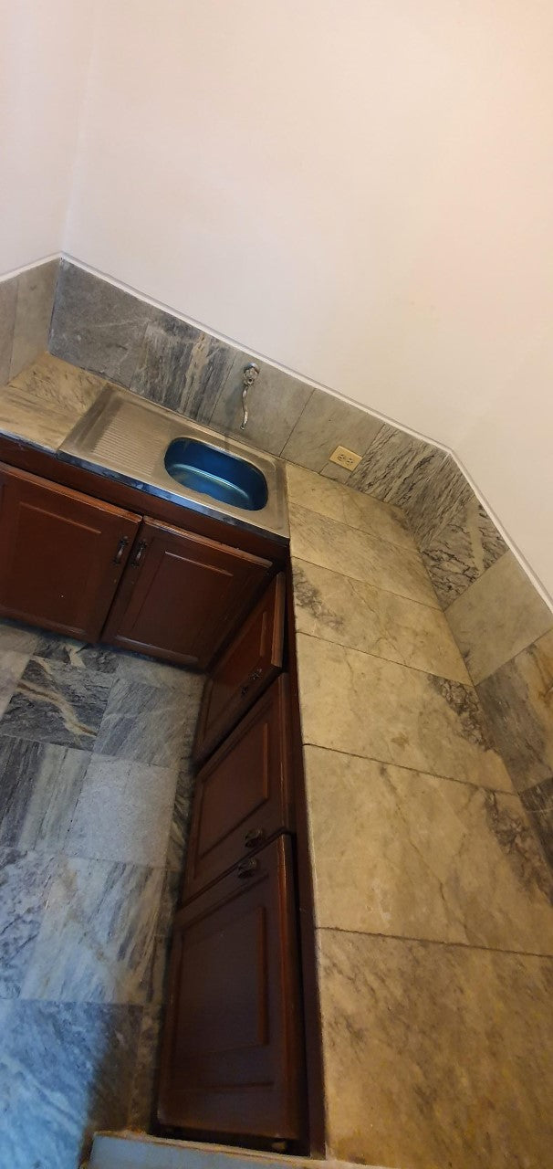 SE VENDE OFICINA EN LA AV. 6 DE DICIEMBRE Y WHYMPER.
