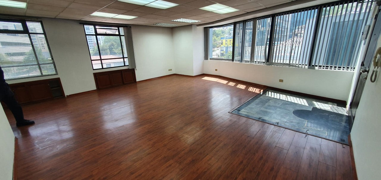 SE VENDE OFICINA EN LA AV. 6 DE DICIEMBRE Y WHYMPER.