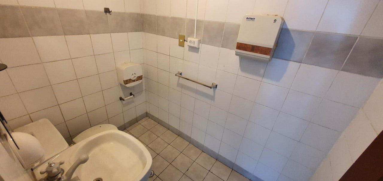 SE VENDE OFICINA EN LA AV. 6 DE DICIEMBRE Y WHYMPER.