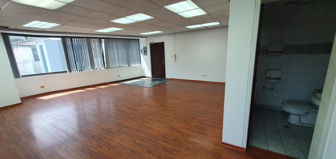 SE VENDE OFICINA EN LA AV. 6 DE DICIEMBRE Y WHYMPER.