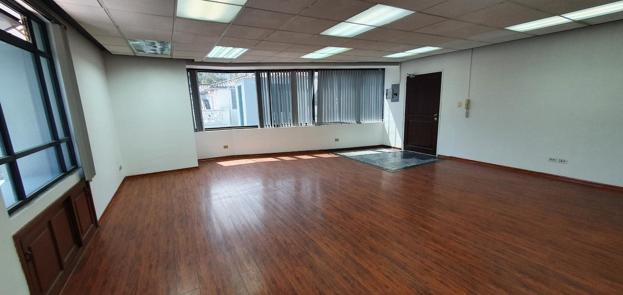 SE VENDE OFICINA EN LA AV. 6 DE DICIEMBRE Y WHYMPER.