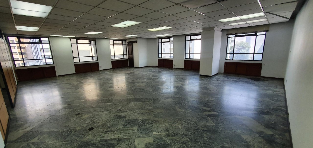 SE VENDE OFICINA EN LA AV. 6 DE DICIEMBRE Y WHYMPER.