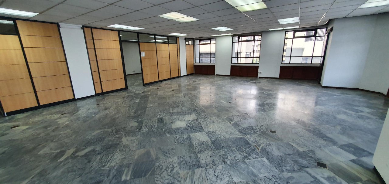 SE VENDE OFICINA EN LA AV. 6 DE DICIEMBRE Y WHYMPER.
