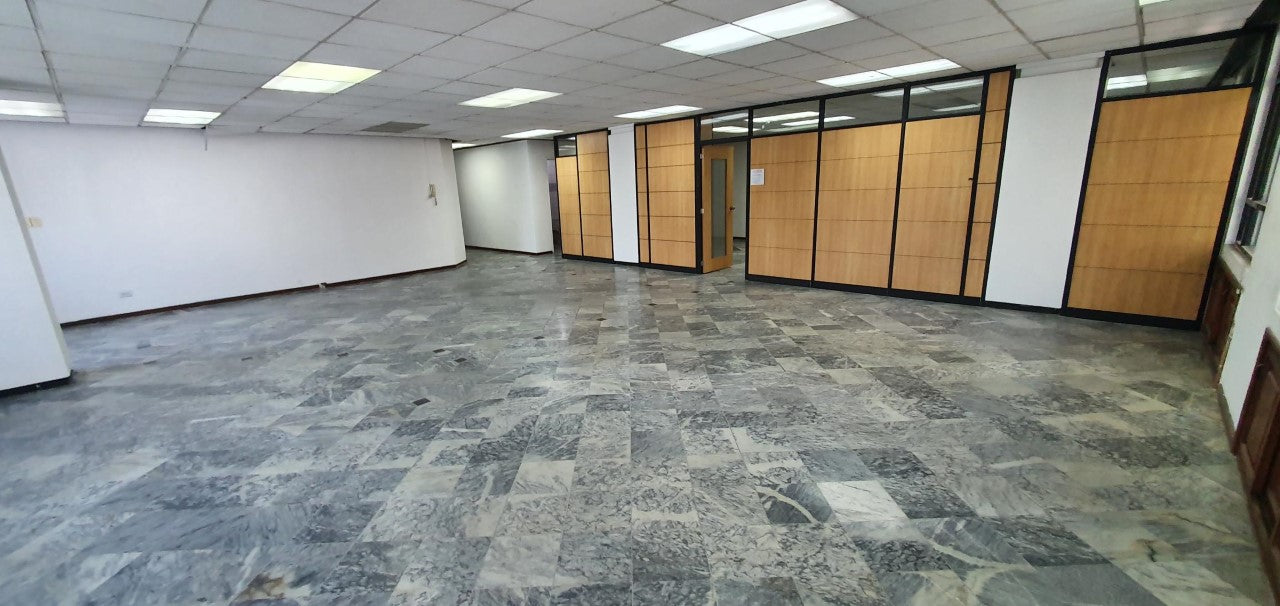 SE VENDE OFICINA EN LA AV. 6 DE DICIEMBRE Y WHYMPER.