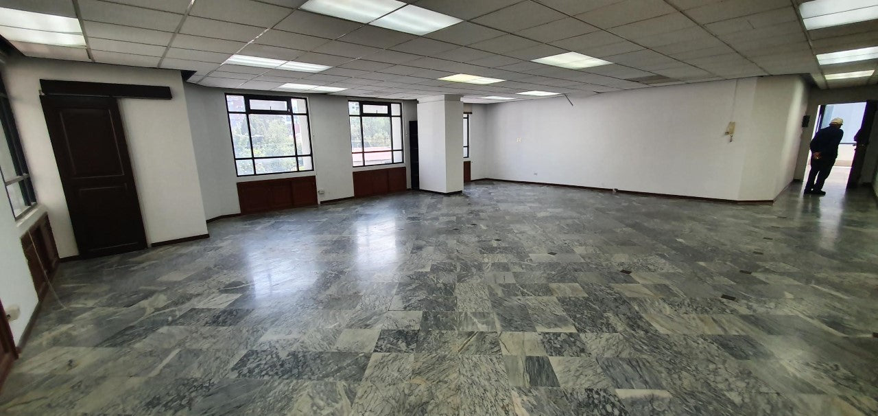 SE VENDE OFICINA EN LA AV. 6 DE DICIEMBRE Y WHYMPER.