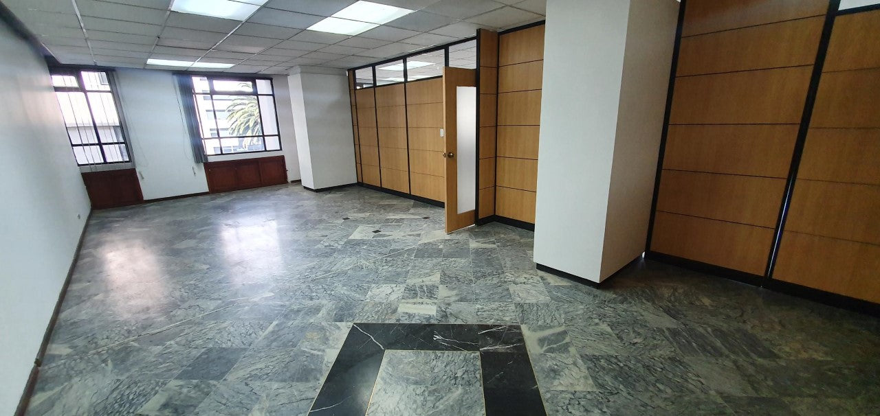 SE VENDE OFICINA EN LA AV. 6 DE DICIEMBRE Y WHYMPER.