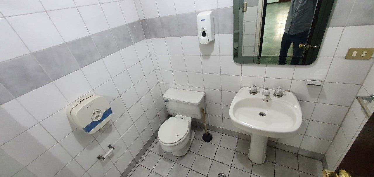 SE VENDE OFICINA EN LA AV. 6 DE DICIEMBRE Y WHYMPER.