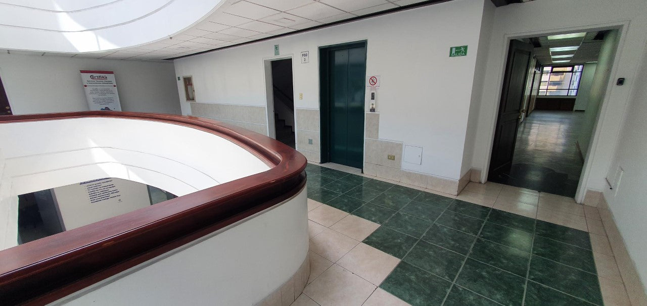 SE VENDE OFICINA EN LA AV. 6 DE DICIEMBRE Y WHYMPER.