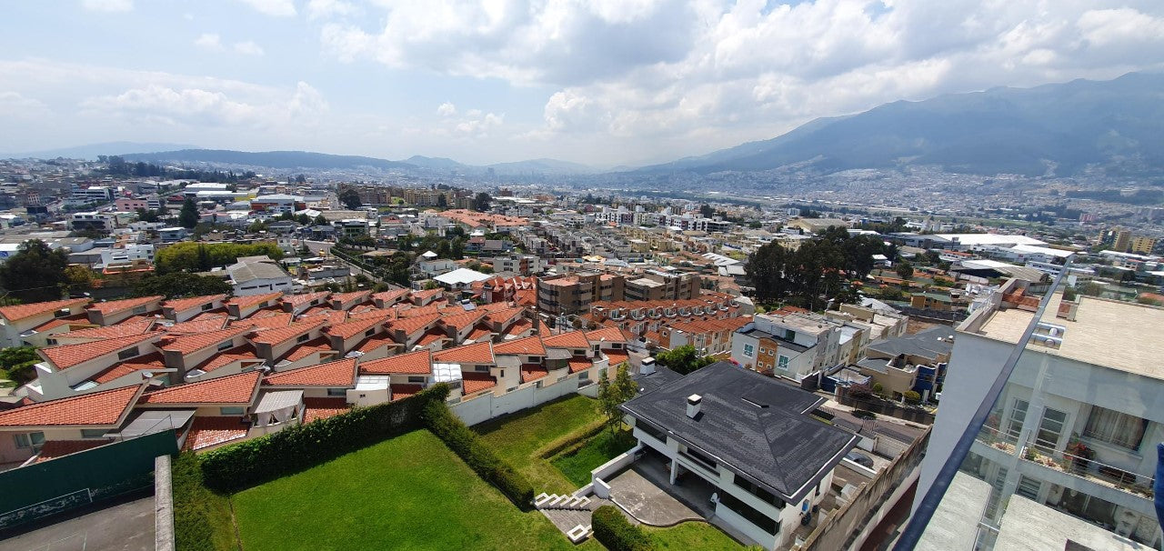 SE VENDE DEPARTAMENTO SECTOR DE LOS CIPRESES Y LOS HELECHOS - NORTE DE QUITO