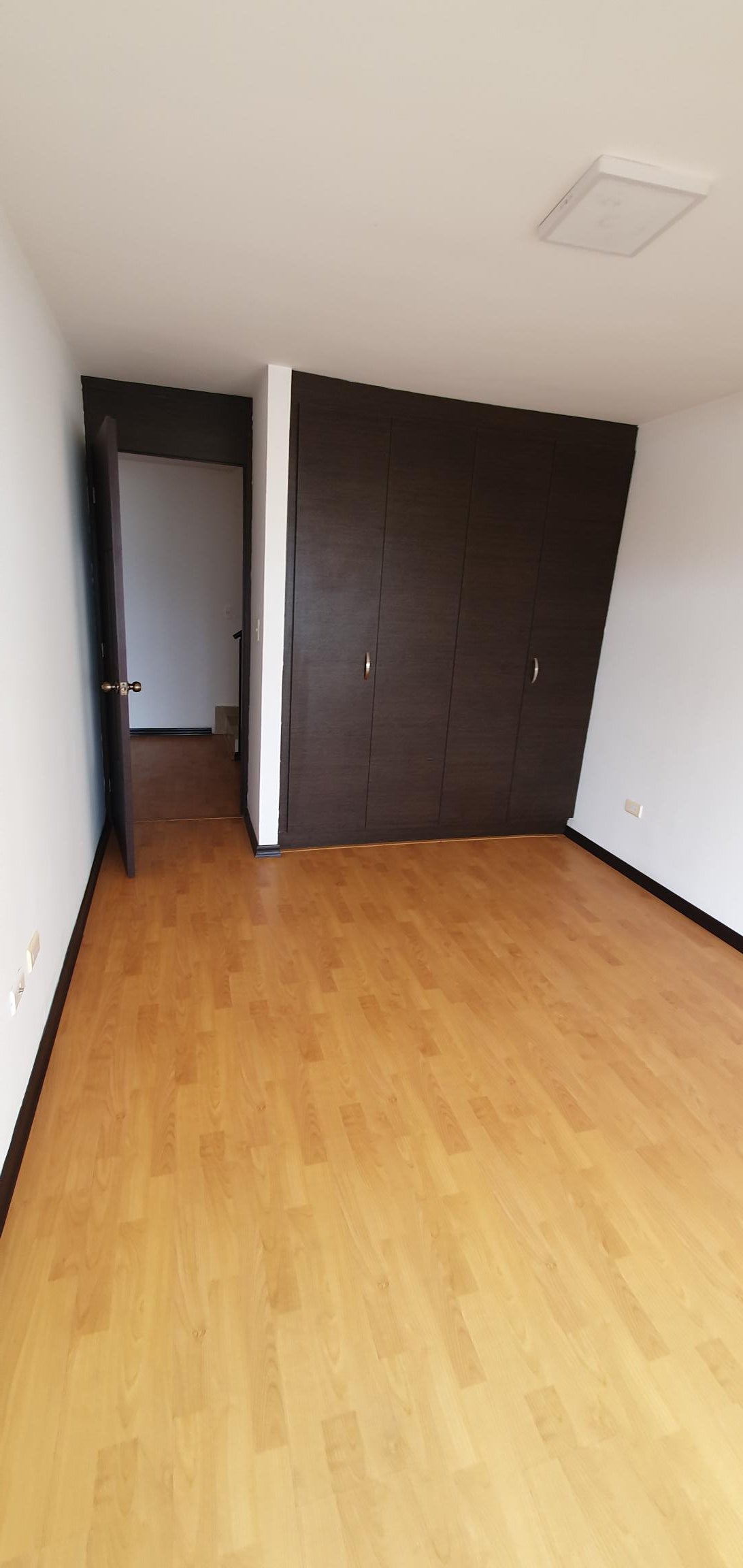 SE VENDE CASA JUNTO A LA UNIVERSIDAD INTERNACIONAL - AV. SIMÓN BOLÍVAR