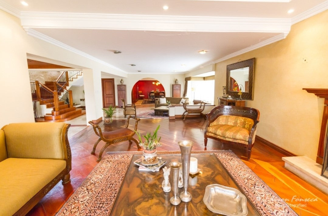 SE VENDE CASA DE LUJO SECTOR SOLCA O EMBAJADA AMERICANA.