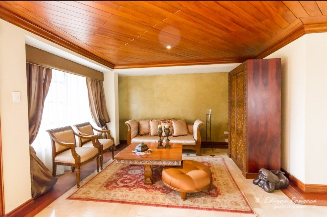 SE VENDE CASA DE LUJO SECTOR SOLCA O EMBAJADA AMERICANA.