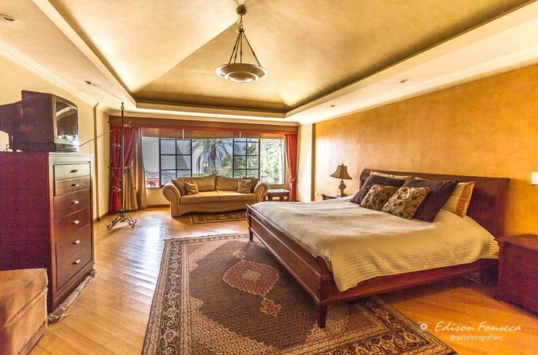 SE VENDE CASA DE LUJO SECTOR SOLCA O EMBAJADA AMERICANA.