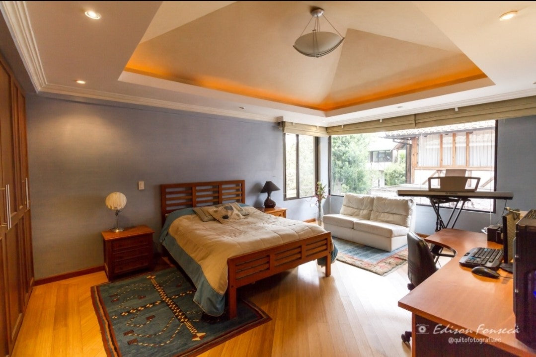 SE VENDE CASA DE LUJO SECTOR SOLCA O EMBAJADA AMERICANA.