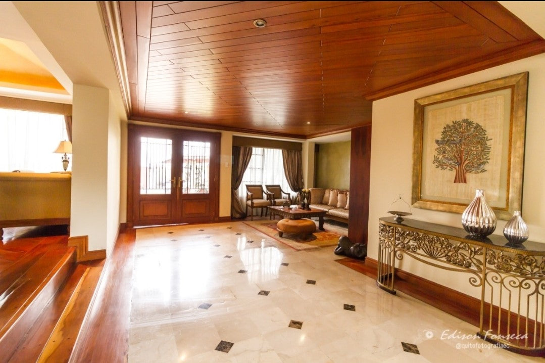SE VENDE CASA DE LUJO SECTOR SOLCA O EMBAJADA AMERICANA.