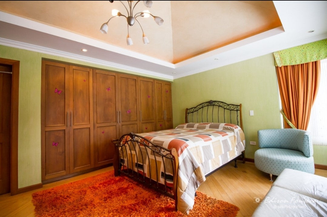 SE VENDE CASA DE LUJO SECTOR SOLCA O EMBAJADA AMERICANA.