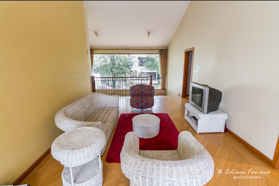 SE VENDE CASA DE LUJO SECTOR SOLCA O EMBAJADA AMERICANA.