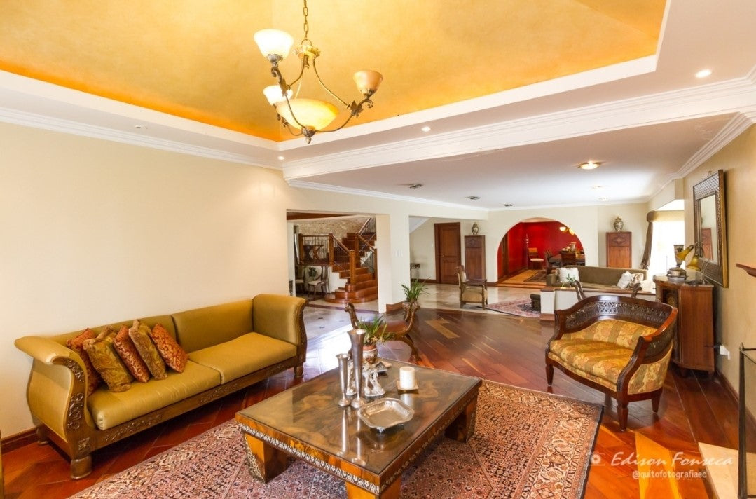SE VENDE CASA DE LUJO SECTOR SOLCA O EMBAJADA AMERICANA.