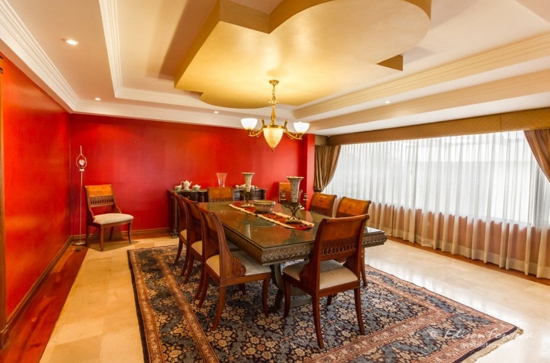 SE VENDE CASA DE LUJO SECTOR SOLCA O EMBAJADA AMERICANA.
