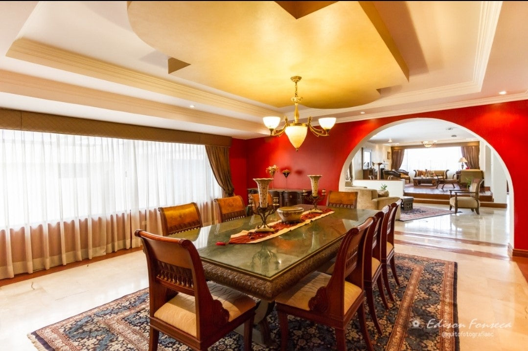 SE VENDE CASA DE LUJO SECTOR SOLCA O EMBAJADA AMERICANA.