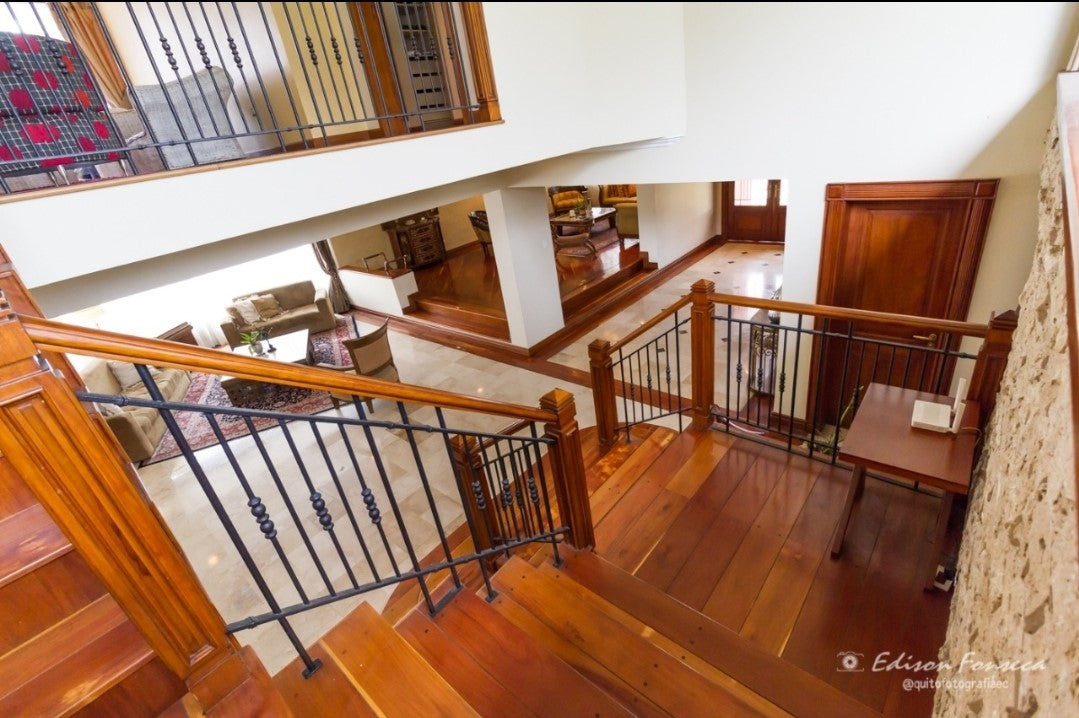 SE VENDE CASA DE LUJO SECTOR SOLCA O EMBAJADA AMERICANA.