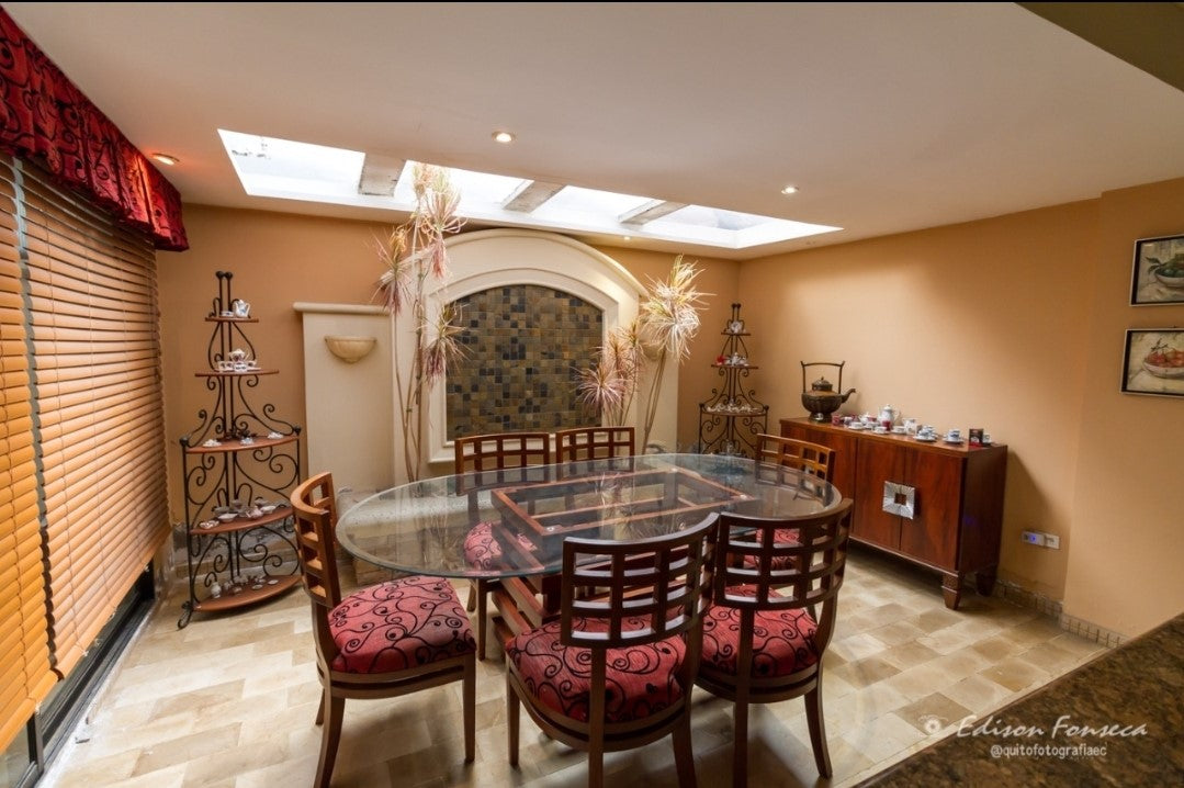 SE VENDE CASA DE LUJO SECTOR SOLCA O EMBAJADA AMERICANA.