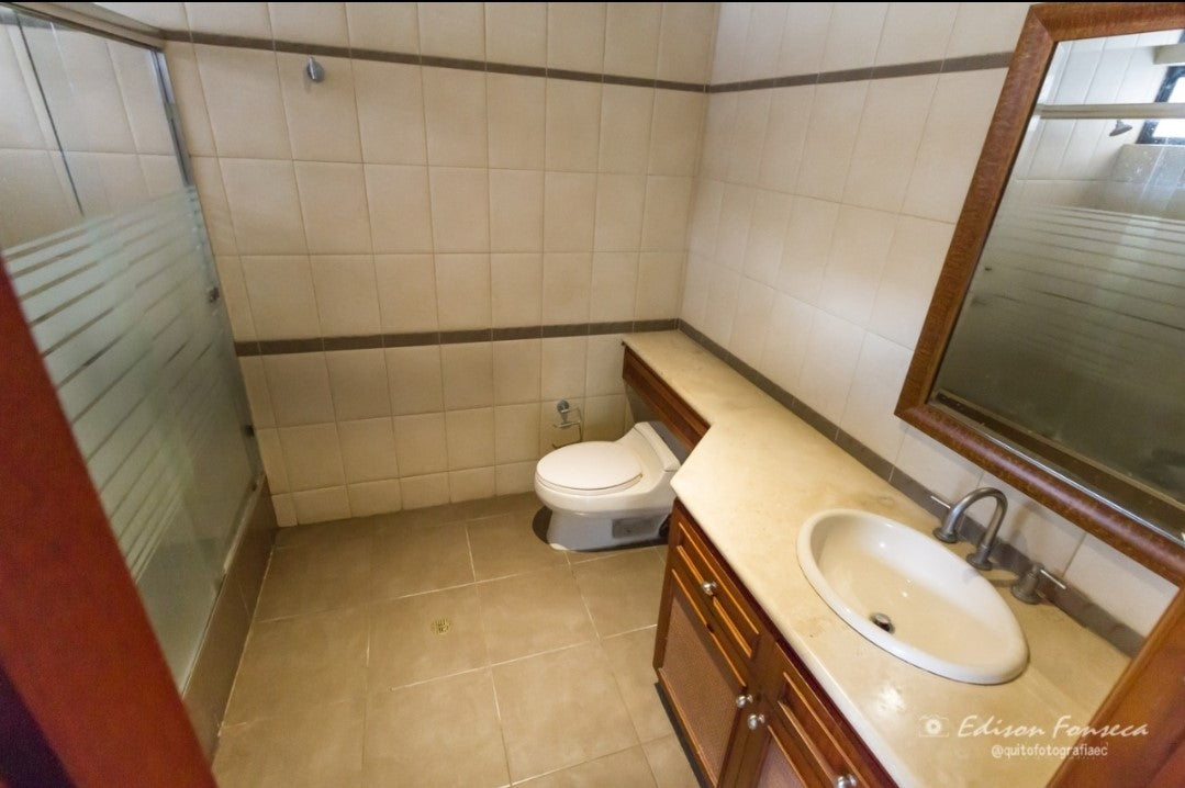 SE VENDE CASA DE LUJO SECTOR SOLCA O EMBAJADA AMERICANA.