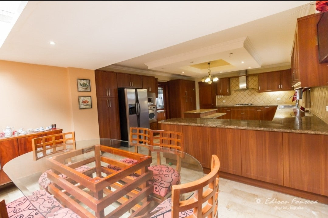 SE VENDE CASA DE LUJO SECTOR SOLCA O EMBAJADA AMERICANA.