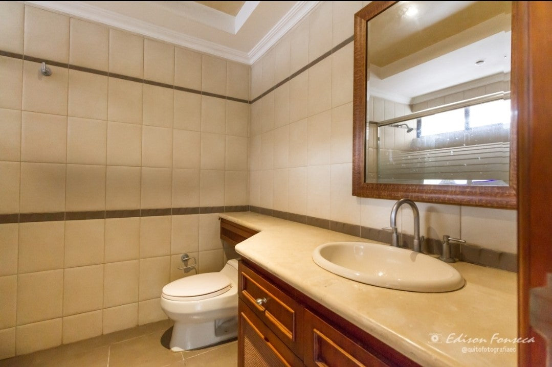 SE VENDE CASA DE LUJO SECTOR SOLCA O EMBAJADA AMERICANA.