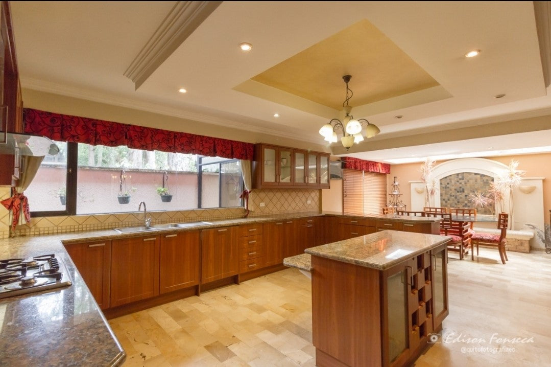 SE VENDE CASA DE LUJO SECTOR SOLCA O EMBAJADA AMERICANA.