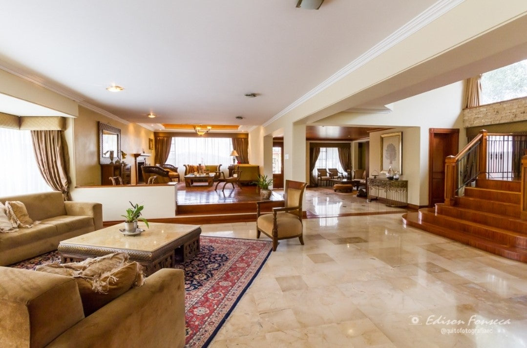 SE VENDE CASA DE LUJO SECTOR SOLCA O EMBAJADA AMERICANA.