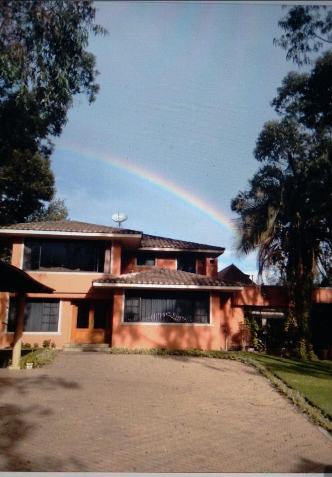 SE VENDE CASA DE LUJO SECTOR SOLCA O EMBAJADA AMERICANA.