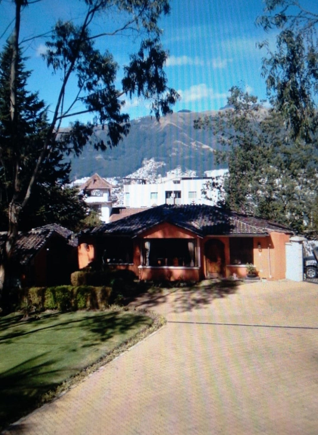 SE VENDE CASA DE LUJO SECTOR SOLCA O EMBAJADA AMERICANA.