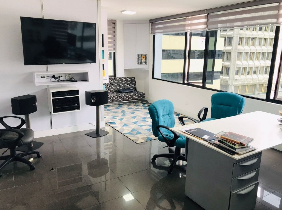 Se Vende Oficina Calles Francisco Pizarro y Santa Maria Paralela a La Av Colon