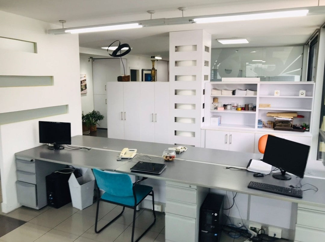Se Vende Oficina Calles Francisco Pizarro y Santa Maria Paralela a La Av Colon