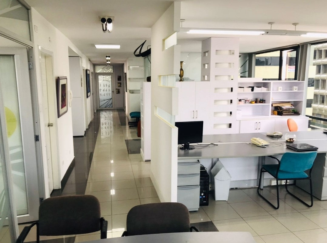 Se Vende Oficina Calles Francisco Pizarro y Santa Maria Paralela a La Av Colon
