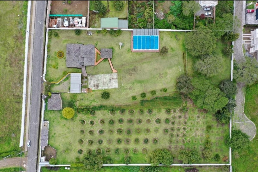 SE VENDE AMPLIA PROPIEDAD EN PUEMBO.