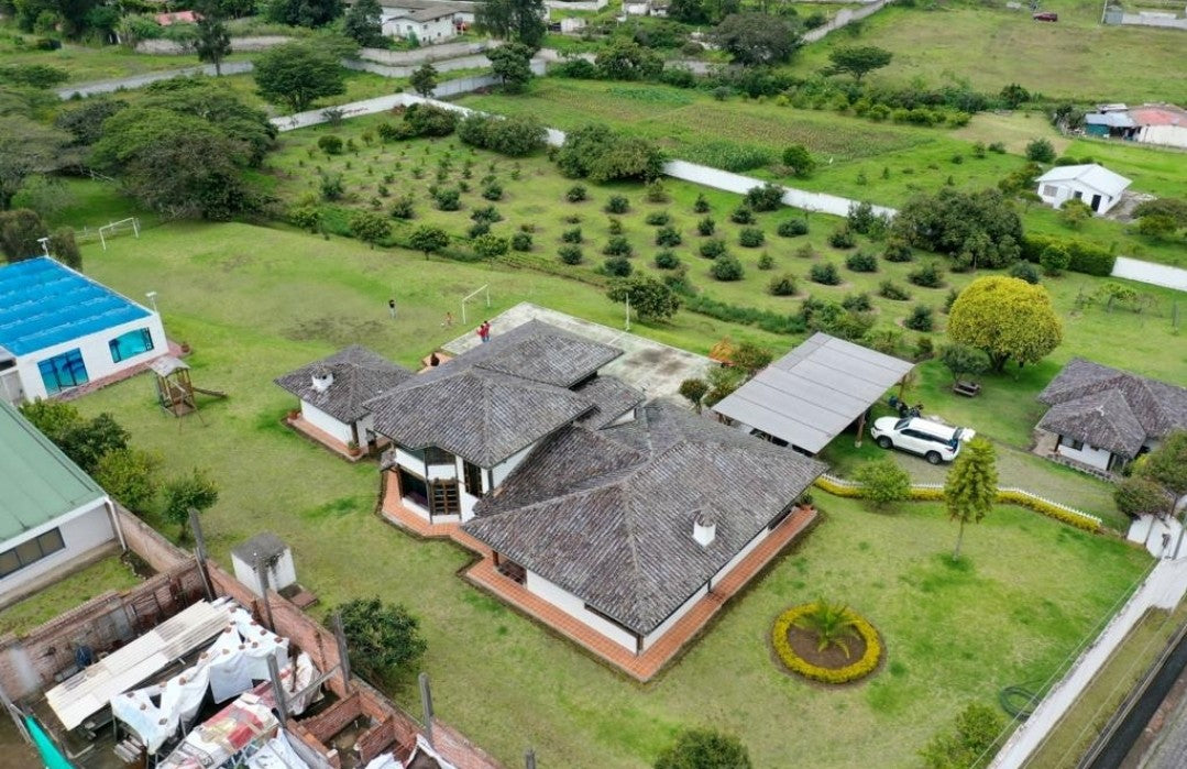 SE VENDE AMPLIA PROPIEDAD EN PUEMBO.