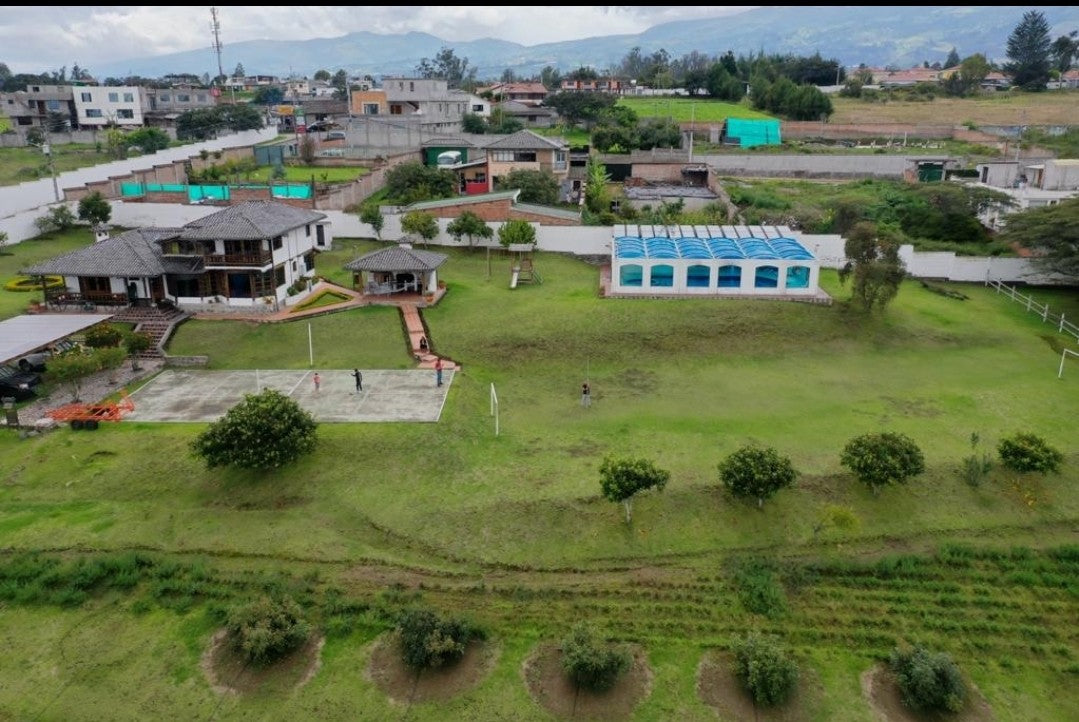 SE VENDE AMPLIA PROPIEDAD EN PUEMBO.