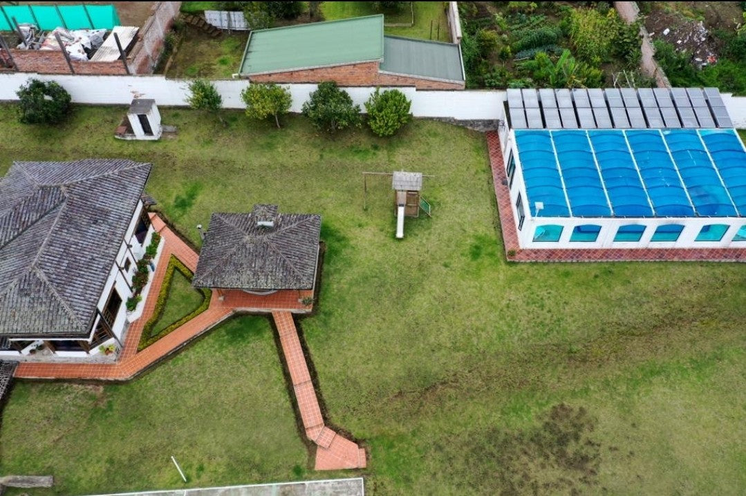 SE VENDE AMPLIA PROPIEDAD EN PUEMBO.