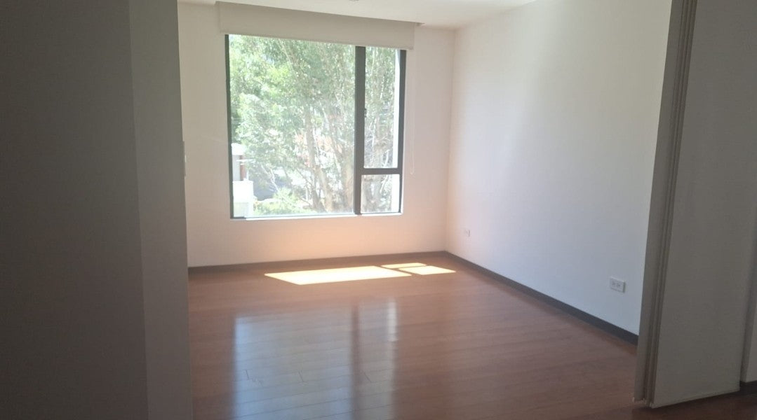 SE VENDE DEPARTAMENTO SECTOR BOSMEDIANO Y GONZALEZ SUAREZ.