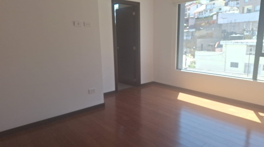 SE VENDE DEPARTAMENTO SECTOR BOSMEDIANO Y GONZALEZ SUAREZ.